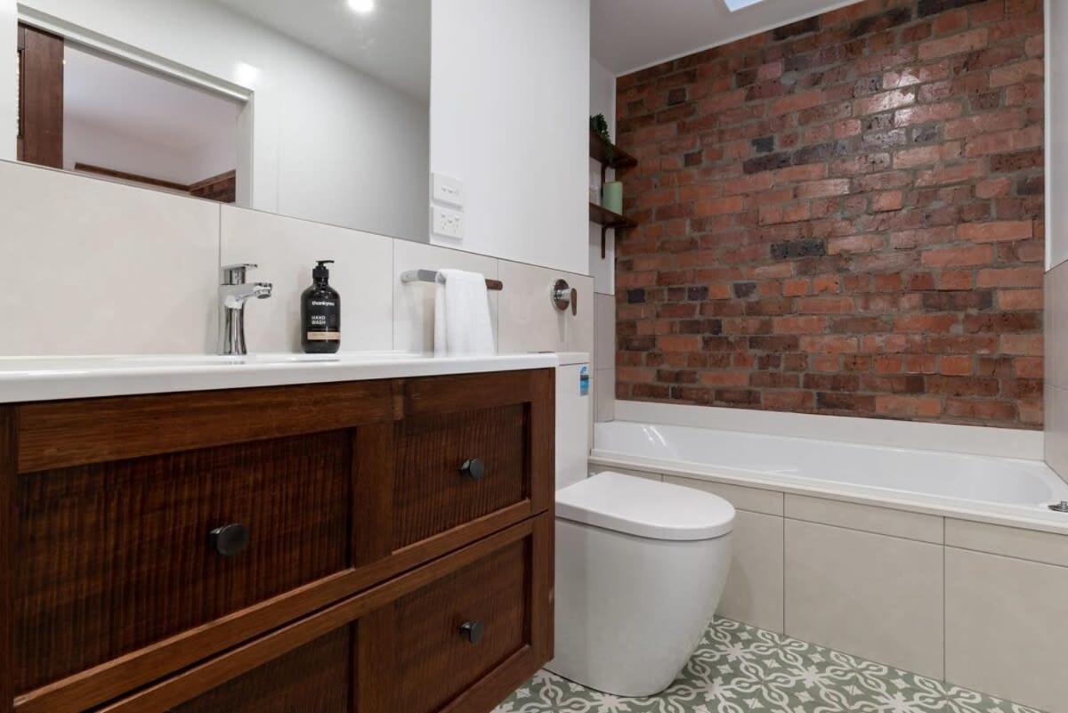Cosy Accommodation Moments From The Centre Of Town With Wifi Launceston Exterior photo